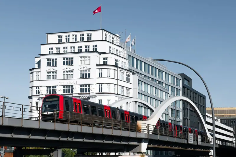 Bahnhofsgebäude in einer deutschen Stadt