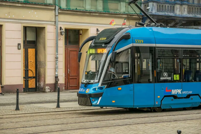 Straßenbahn in einer europäischen Stadt
